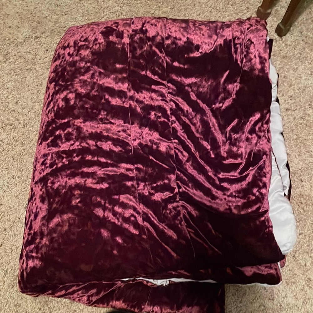Full Size Maroon Velvet Comforter w/ shams